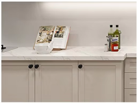Meubles de cuisine modernes style Shaker, menuiserie, placage naturel, porte tambour avec éclairage LED et plan de travail en marbre
