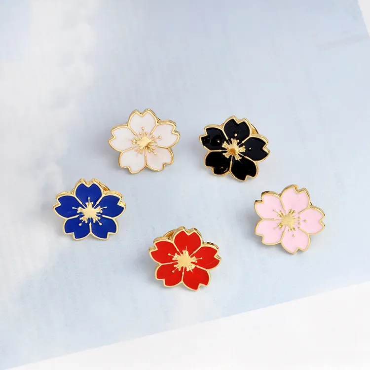 Vendite Calde della fabbrica 5 Colori Fiori di Sakura Fiore Spilla Pins Button Pins Badge Stile Giapponese del Regalo Dei Monili per le Ragazze