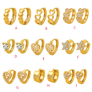 Pendientes Huggie en forma de corazón chapados en oro con diamantes de imitación de cristal para mujer, lindos pendientes de aro a la moda - Product Image 1