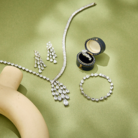 Parure de bijoux en laiton pour femme, 4 pièces, avec zircone en forme de poire étincelante de haute qualité : collier, boucles d'oreilles, bagues et bracelets, idéale pour mariage