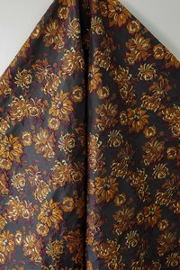 ผ้าไหมพิมพ์ลายดอกเบญจมาศสีดำทองลายนูน 3 มิติ สำหรับตัดชุด - Product Image 4