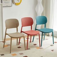 Chaise en plastique PP empilable et imperméable, respirante et perforée, pour la restauration commerciale