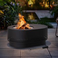 Brasero en métal ovale noir robuste, inspiré de l'Art déco, contemporain et modulaire, avec fond isolé thermiquement pour la sécurité des terrasses en bois