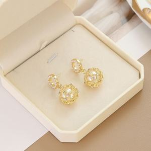 Boucles d'oreilles clous pour femmes, nouvelle collection haut de gamme, argent S925, zircon, imitation perle, plaqué or 18 carats, tendance, luxe léger, mode, vente en gros - Product Image 2