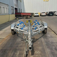 Remorque pour petit bateau galvanisée à chaud, freins hydrauliques, remorque pour bateau de pêche, double essieu, argentée.