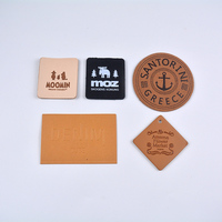 Étiquette en PU gaufrée rétro autocollante de haute qualité, personnalisable, sérigraphiée sur cuir, pour sacs, chaussures, vêtements, rouleau privé
