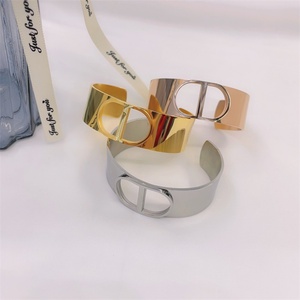 Pulseras de Acero Inoxidable de Alta Gama, Modernas, Resistentes al Deslustre, con Diseño Hueco y Grueso para Mujer - Product Image 3