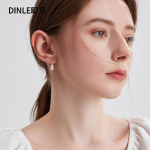 Boucles d'oreilles Dinle Pearl Huggie en argent sterling 925 avec perles d'eau douce naturelles pour femmes, à porter au quotidien - Product Image 2