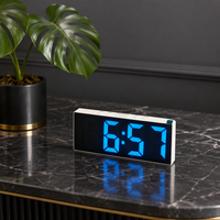 Jam LED Digital Modern Sederhana dengan Alarm, Lampu Malam, Pengaturan Kecerahan, Fitur Snooze, Permukaan Cermin, Operasi Plug-in, Jam Seni Elektronik