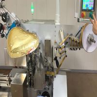 Machine d'emballage de chocolat en forme de cœur avec film métallisé, fonctionnement continu, scellage thermique, entièrement automatisée, conçue sur mesure