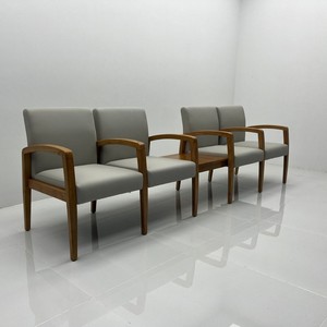 Silla de sala de espera del Hospital Ke Ming con reposabrazos de madera maciza y cojín de cuero PVC para salas de examen - Product Image 1