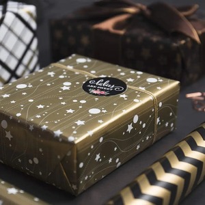 Rollo de Papel de Regalo de Doble Cara Reciclable con Patrón de Cuadrícula de Estrellas Personalizado, 120GSM, Ecológico, Compatible con Impresión Digital - Product Image 3