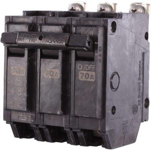 Interruptor de Circuito GE de 3 Polos, 70A, 120/240 VAC, Montaje Atornillado - Product Image 1