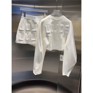 Conjunto <span class=keywords><strong>de</strong></span> Dos <span class=keywords><strong>Piezas</strong></span> <span class=keywords><strong>de</strong></span> Verano 2025 para Mujer, Nuevo, <span class=keywords><strong>de</strong></span> Alta Gama, Diseño Sólido 3D, Estilo Dulce y Urbano, Rejuvenecedor y Estilizador, en Poliéster - Product Image 2