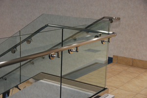 Rampe <span class=keywords><strong>en</strong></span> <span class=keywords><strong>verre</strong></span> intérieure à fixation latérale <span class=keywords><strong>en</strong></span> acier inoxydable avec <span class=keywords><strong>verre</strong></span> trempé pour escalier, balcon, centre commercial - Product Image 3