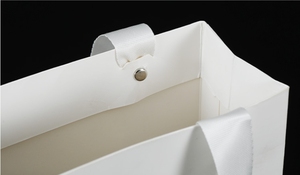 Bolsa de papel Kraft con logotipo personalizado al por mayor, bolsa de regalo de cartón blanco para embalaje de tienda de ropa, exposición publicitaria, comida - Product Image 4