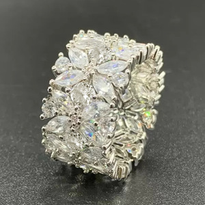 Anello Floreale a Marquise per Donne, Stile Elegante e Lussuoso, Gioiello di Moda per Feste e Uso Quotidiano, Idea Regalo - Product Image 1