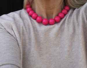 Collier Pendentif en Résine Contemporain avec Design Artistique Bijoux Légers Parfaits pour les Soirées Décontractées et le Quotidien - Product Image 3