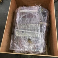 Machine semi-automatique de marquage à chaud pour la fabrication de plaques d'immatriculation pour le marché africain, utilisant des feuilles de marquage à chaud pour les numéros de plaque.