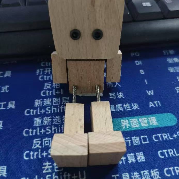 Secouez les jambes petit bonhomme en bois sans lunettes