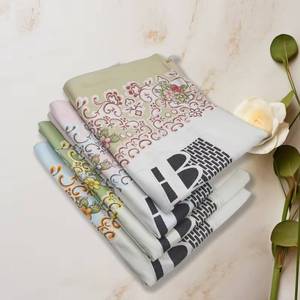 Alfombra de oración musulmana suave y acolchada, bordada a mano con motivos florales, resistente al desgaste, para uso en el hogar y para pícnic. - Product Image 1