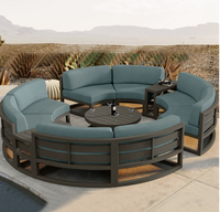 Ensemble de canapés de jardin en forme de cercle au design moderne et unique pour villa, avec coussins