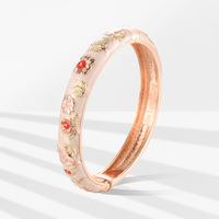 Daili vente en gros de bracelets de manchette à la mode pour femmes bracelet de fleurs en émail rouge avec accessoires en alliage de zinc plaqué or