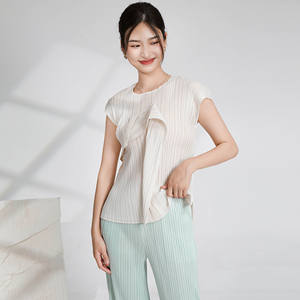 Camiseta Ecológica Comprimida de Manga Corta para Mujer, Cuello Alto, Moda de Alta Gama, Estilo Miyake Plisado, Secado Rápido - Product Image 3