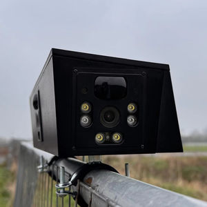 กล้องวงจรปิด IP สำหรับภายนอกอาคารแบบเลนส์สามตัว พร้อมระบบตรวจสอบระยะไกลและมองเห็นในเวลากลางคืน - Product Image 1