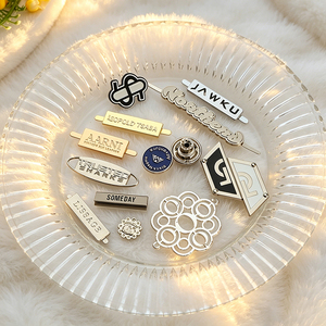 Plaques métalliques personnalisées en gros avec logo, écologiques, gaufrées, découpées au laser de haute qualité, autocollantes pour vêtements - Product Image 3