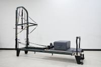 Yüksek hassasiyetli siyah alüminyum Pilates Reformer, taşınabilir ve ayarlanabilir, yarı yüksek stüdyo kullanımı için uygundur.