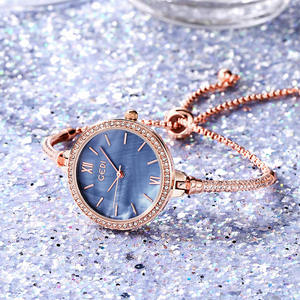 Montre pour femme à l'esprit scintillant de Noël, bracelet minimaliste compact, étanche, quartz - Product Image 4
