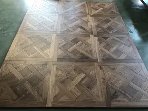 Pavimenti in legno ingegnerizzato in parquet di noce