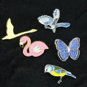 Personalisasikan Pin kerah logam Logo burung desain lembut hewan Pin Enamel kustom keras - Product Image 1