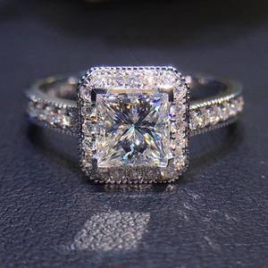 Anello di Fidanzamento F992 con Diamante Taglio Principessa in Oro Bianco, Colore D Naturale, Anelli con Diamanti per Donne - Product Image 1