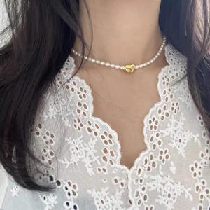 Collier en perles d'eau douce de millet naturel, polyvalent, pour clavicule, cadeau pour meilleure amie, avec pendentifs et breloques au tempérament doux et plein d'amour - Product Image 1
