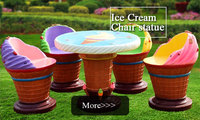 Sculpture en fibre de verre grandeur nature personnalisée au design moderne, chaise et table en forme de crème glacée pour la décoration d'un magasin de desserts