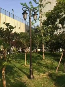 Lampadaire de jardin extérieur en fer avec abat-jour en verre LED, lumière blanc chaud 2700K, IP66, ampoule A19 non amovible, AC 220V, détecteur de mouvement, alimenté par énergie solaire - Product Image 2