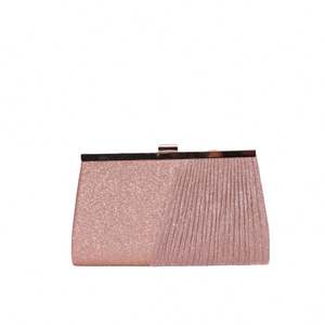 Bolso femenino moderno de metal estilo cartera transversal en forma de concha, hecho de cuero PU, ideal para bodas y eventos. - Product Image 4