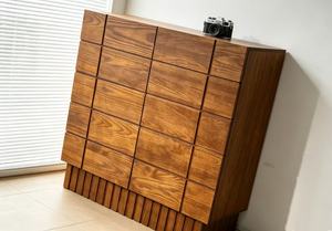 Cómoda Moderna de Madera Maciza con Puertas de Tablero y Base de Listones, Mueble de Almacenamiento para Sala de Estar, Diseño Minimalista, Mueble con Cajones - Product Image 5
