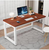 Bureau d'ordinateur simple et moderne pour la maison, le travail, l'étude et le jeu