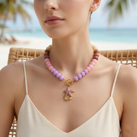 Collier artisanal coloré en pierres brutes, coquillages et étoiles de mer, avec pendentif en acrylique color-block et perles en résine, en acier inoxydable