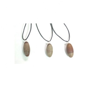 Pendentifs en pierres précieuses, pierres de guérison, Narmada, avec cordon de cycliste - Product Image 1
