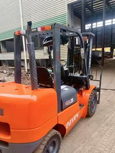 Chariot élévateur diesel avec cabine, 3 tonnes, 5 tonnes, 7 tonnes, nouveau moteur ISUZU japonais, pneus pleins, mât à 3 sections, positionnement des fourches, EPA/Euro 5, 4x4, 3500 mm - Product Image 5