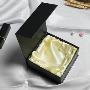 Emballage de luxe personnalisé, boîte-cadeau noire magnétique avec insert doublé, emballage intérieur en satin - Product Image 1