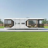 Maison capsule moderne modulaire de luxe en acier léger, écologique, entièrement meublée avec salle de bain et cuisine, pour usage en station balnéaire