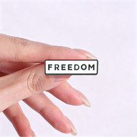 Épinglette en émail minimaliste avec inscription « Freedom » pour veste, sac à dos et tenue décontractée, accessoire de mode et de décoration