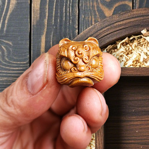 Cuentas de madera de sándalo talladas con figura de león, estilo chino, para la fabricación de joyas, cuentas de madera sueltas al por mayor KB-241121A - Product Image 4