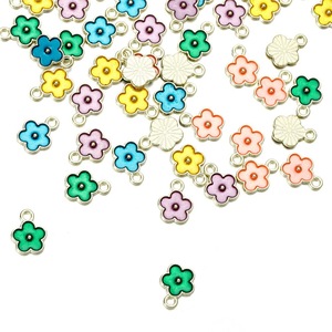Breloques florales colorées en alliage de zinc pour la fabrication de bijoux, accessoires faits à la main, petite forme de fleur, serti clos, origine Yiwu - Product Image 1