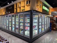 Magasin de proximité de station-service, chambre froide avec porte en verre et porte en verre de cave à bière